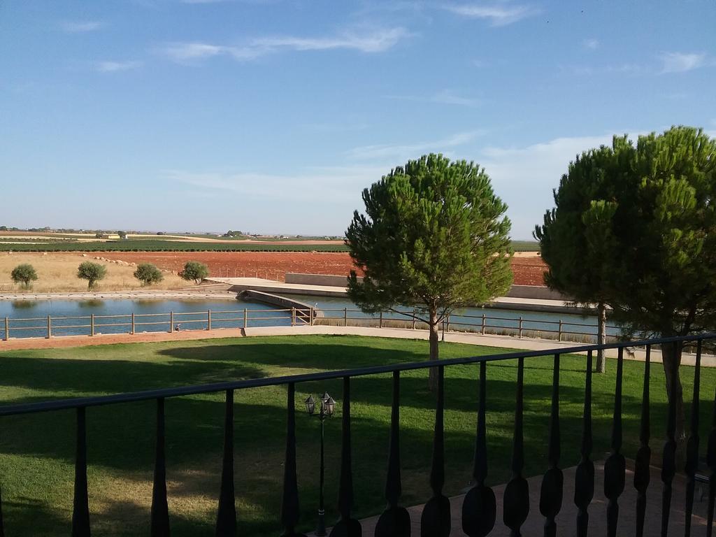 Hotel Vinedos Y Bodegas El Castillo 비야로블레도 외부 사진